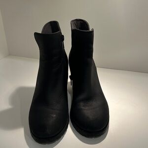 Clarks Black Ankle Booties Sz 8 like new
